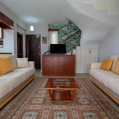 Serene House In With Shared Pool Garden Daire
