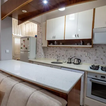 Serene House In With Shared Pool Garden Apartment *