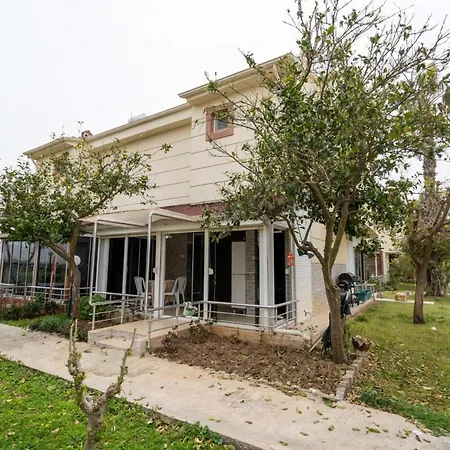 Serene House In With Shared Pool Garden Apartment Antalya