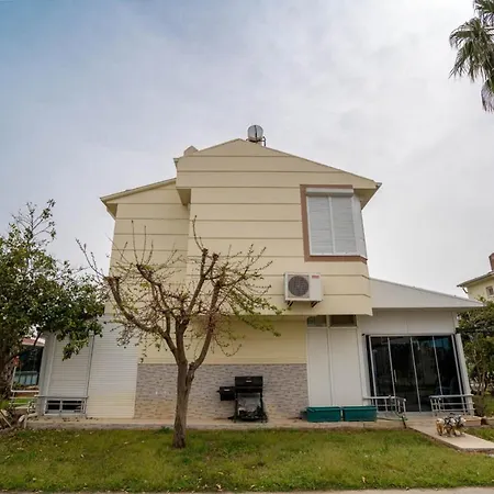 Serene House In With Shared Pool Garden Apartment *